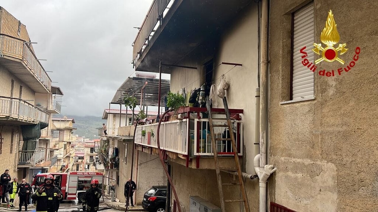 Incendio in un appartamento a Misilmeri: anziana “miracolata”, morto il suo cagnolino