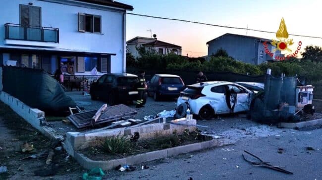 Si schianta con l’auto contro il muro e lo sfonda: morto un giovane, in ospedale l’amico