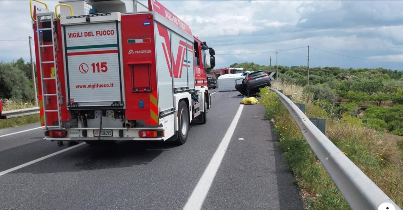 Incidente mortale a Paternò, tre mezzi coinvolti e cinque feriti: coinvolti anche due bambini