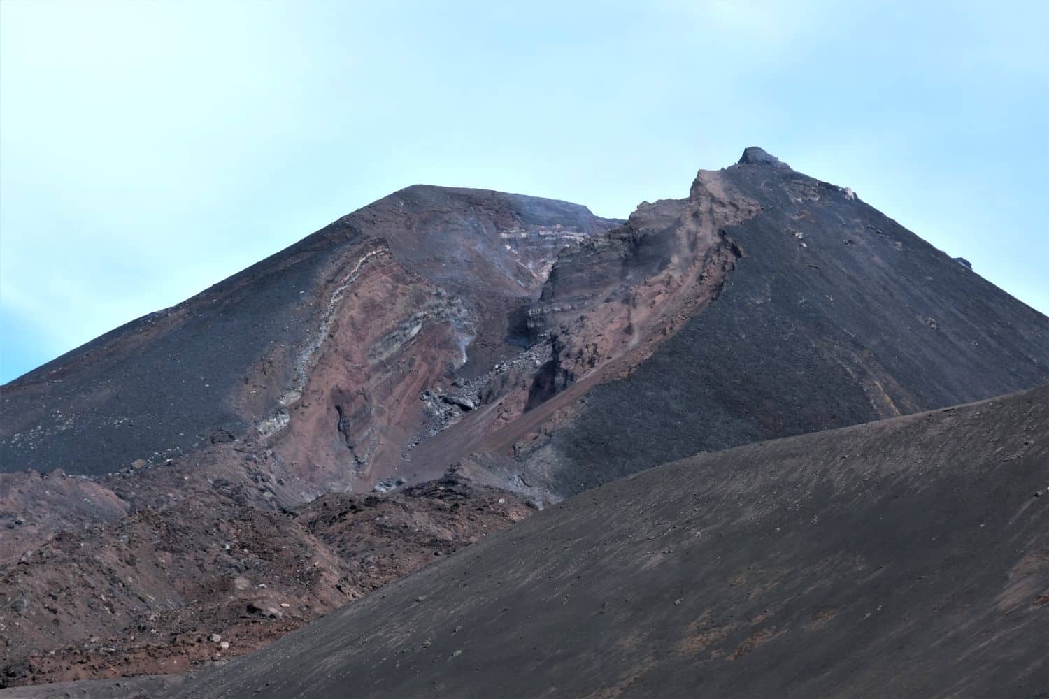 Registrata esplosione sul Cratere di Sud-Est dell’Etna: blanda emissione di cenere