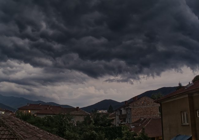 Meteo Sicilia, cieli neri e cenere dell’Etna: cosa ci attende domani. Scuole chiuse? Le previsioni