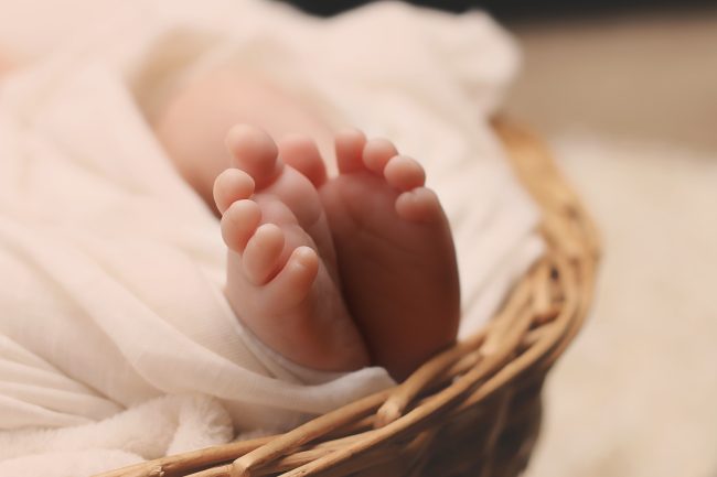 Neonata abbandonata a Bari, trovata nella culla di una chiesa