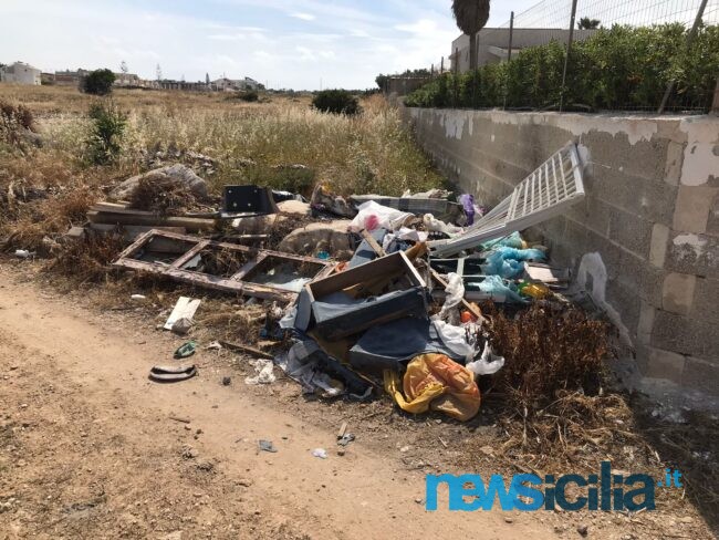 Noto, discarica a cielo aperto a Bove Marino: lastre di eternit e rifiuti a pochi passi dal mare