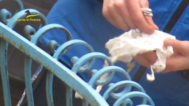 Piazza di Gela adibita a centro di spaccio: smantellata una baby gang