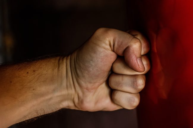 Maltrattamenti in famiglia, giovane aggredisce la nonna in via Enrico Mattei
