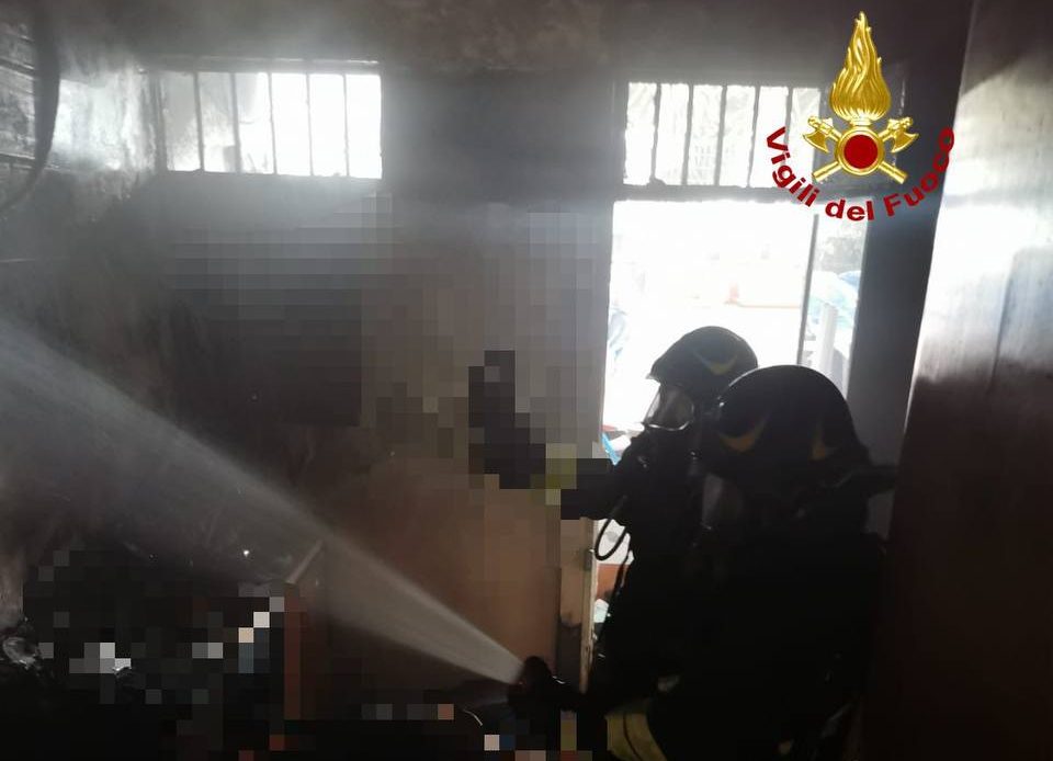 Acireale, incendio in un appartamento a Santa Tecla
