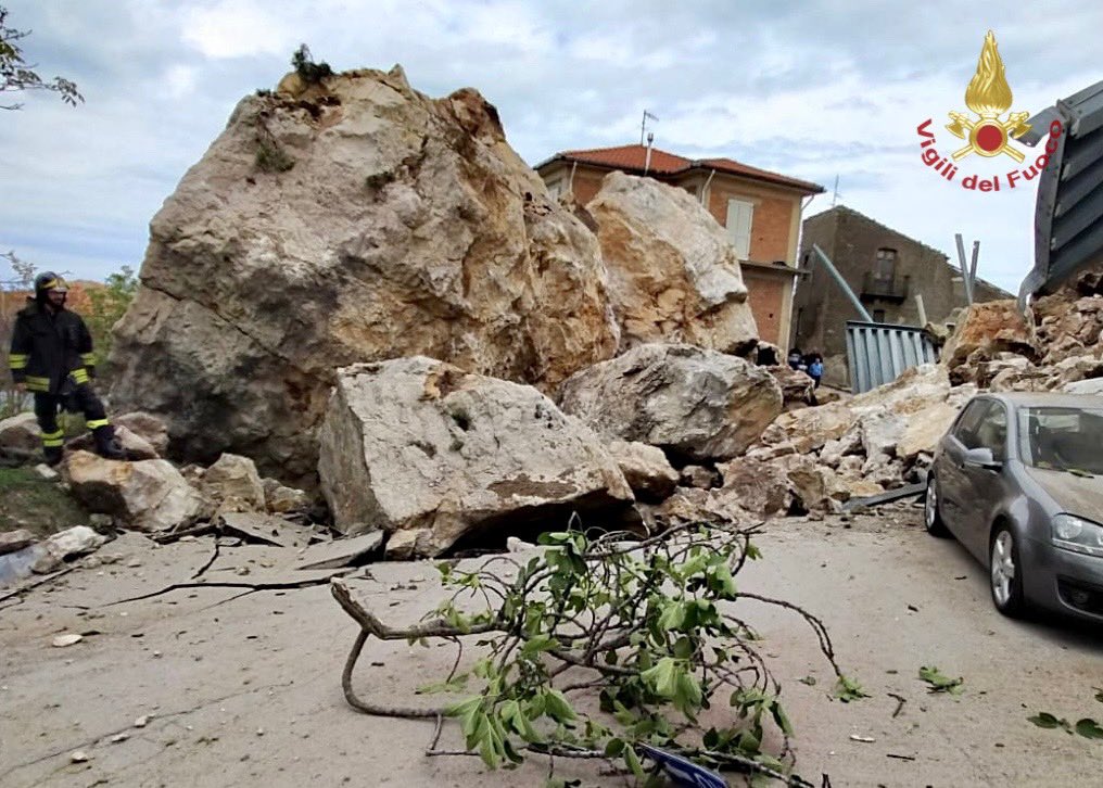 Frana a San Fratello, massi lambiscono abitazioni e auto: evacuate case vicine