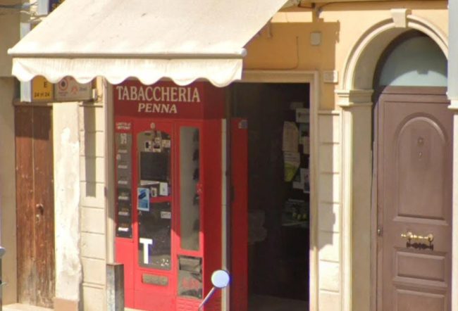 Il caso del tabaccaio di Scoglitti aggredito da due stranieri che volevano una birra