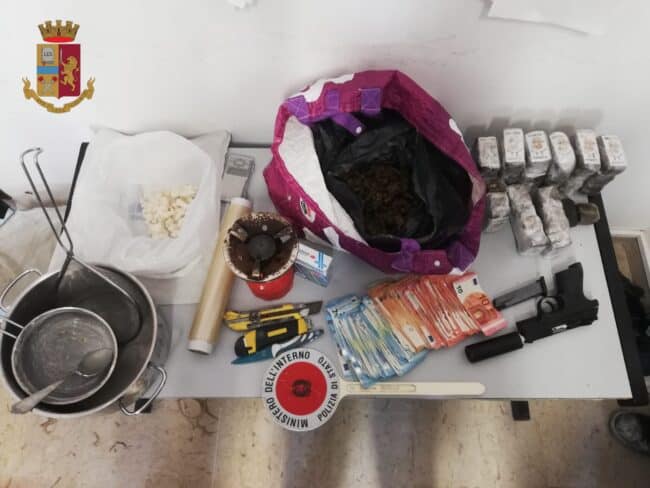 Un arresto nel quartiere Bronx, pusher ai domiciliari lancia crack dalla finestra: in casa anche “appunti” per i clienti