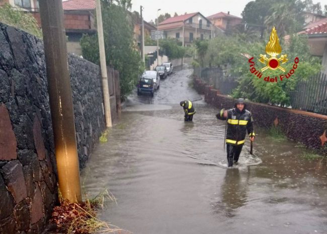 Maltempo senza fine in Sicilia, tra alberi pericolanti e strade allagate: ore impegnative per i vigili del fuoco