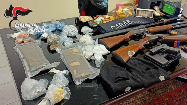 Blitz piazza di spaccio Siracusa. Sequestrate armi, droga e contanti: due arresti