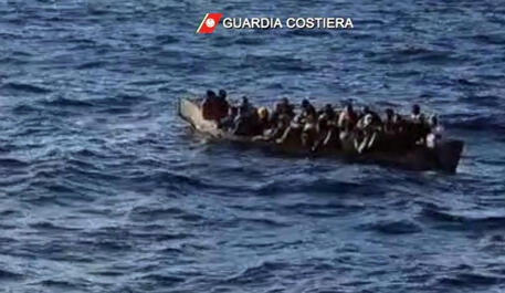 Affonda barchino a Lampedusa: 3 dispersi, 44 salvati