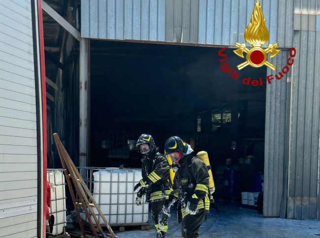 Fabbrica di marmo in fiamme: l’incendio in contrada Casachella