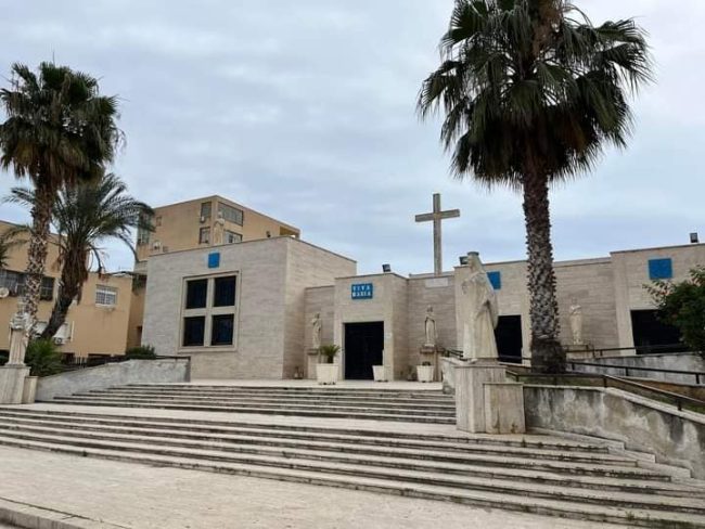 Atti vandalici chiesa San Filippo Neri allo Zen, staccate lastre di marmo e sradicate piante