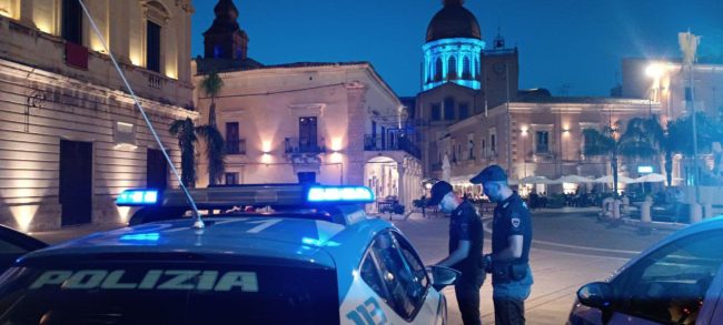 Furto in un negozio, 27enne tenta la fuga aggredendo i poliziotti