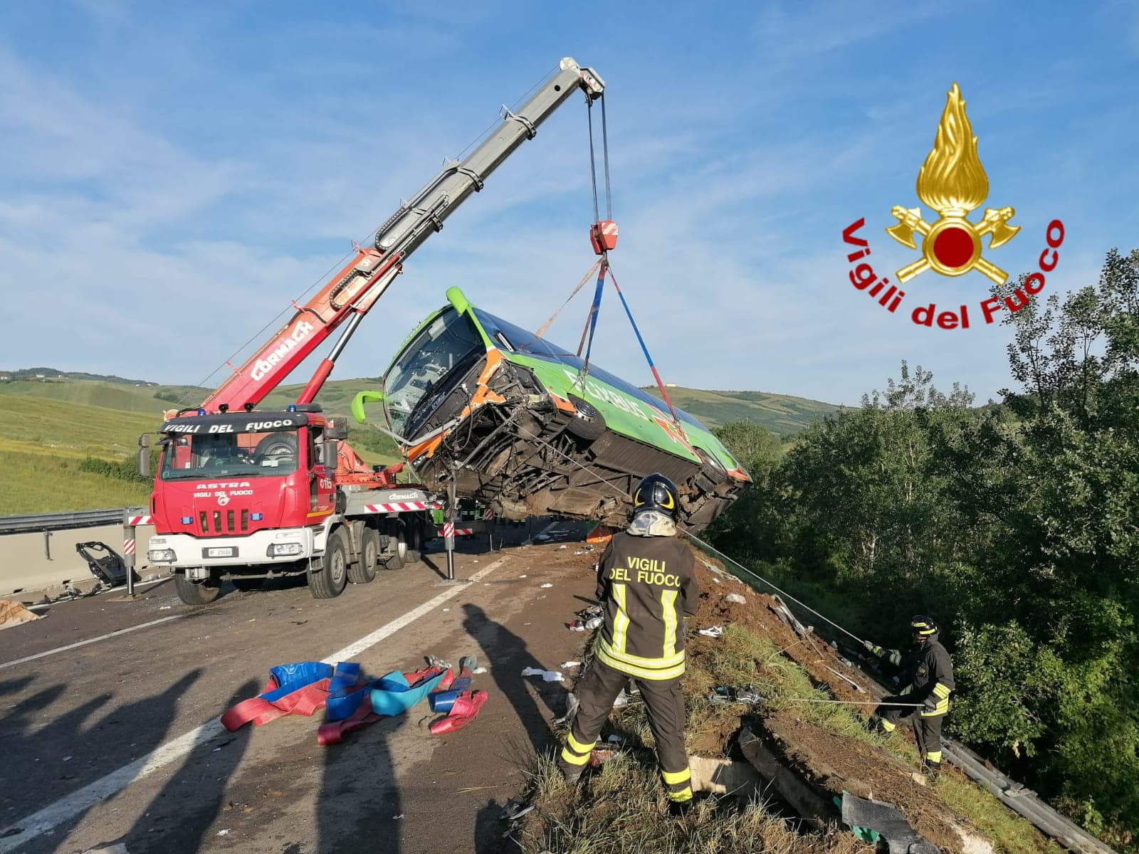 Bus turistico si ribalta sull’A16 Napoli-Canosa: un morto e 14 feriti