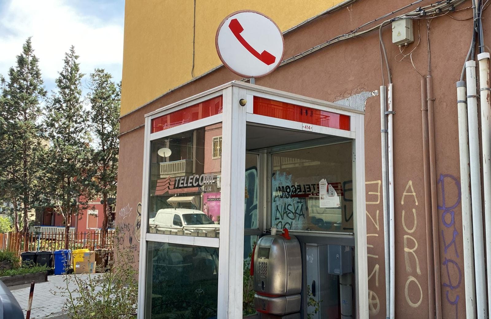 Non c’è più spazio per le cabine telefoniche in Italia: partono le rimozioni in diverse città