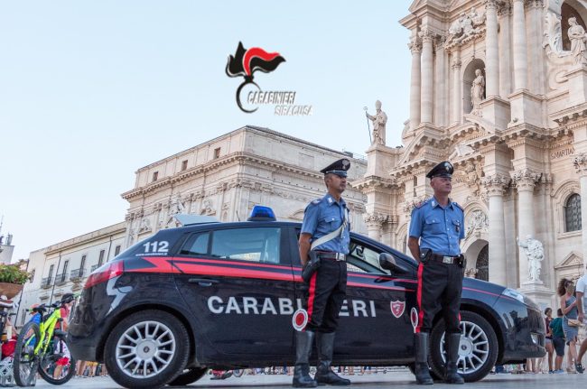 Taglia le ali a due pappagalli “Cocorito”: 18enne denunciato a Siracusa