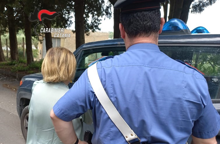 Due donne tentano di togliersi la vita nel Catanese, i carabinieri le salvano