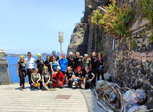 Il Gruppo Grotte Cai Catania pulisce l’area del Castello di Aci