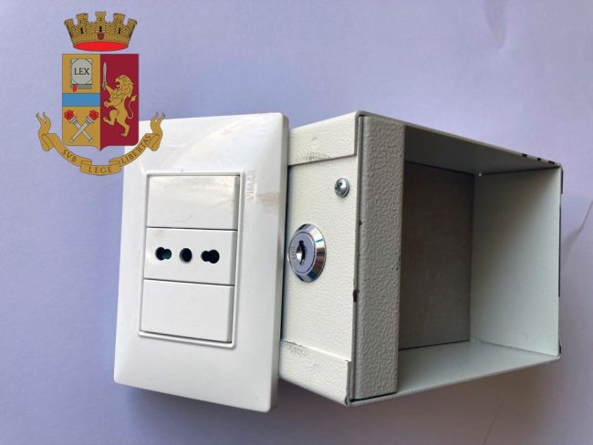 Migliaia di euro in una cassaforte nascosta dietro una finta presa elettrica: arrestato spacciatore