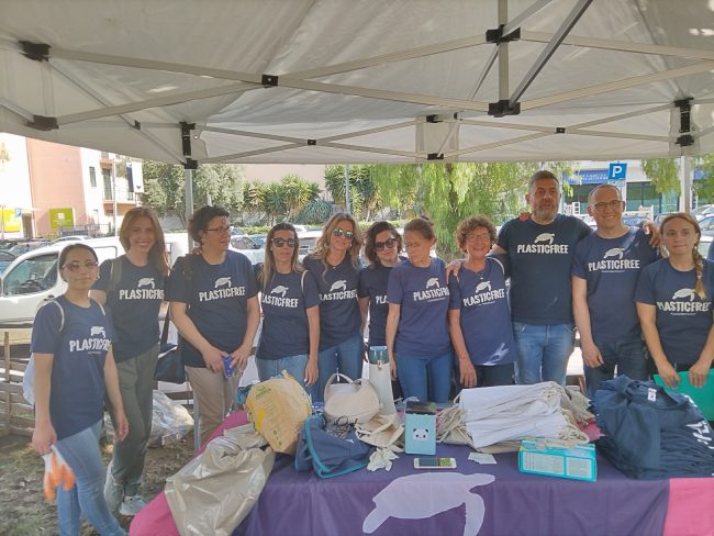 Catania, Plastic Free ripulisce il Parco Vulcania dai rifiuti grazie ai suoi volontari