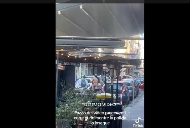 Catania, corre nudo in Corso Italia mentre spacca i vetri delle auto parcheggiate – VIDEO