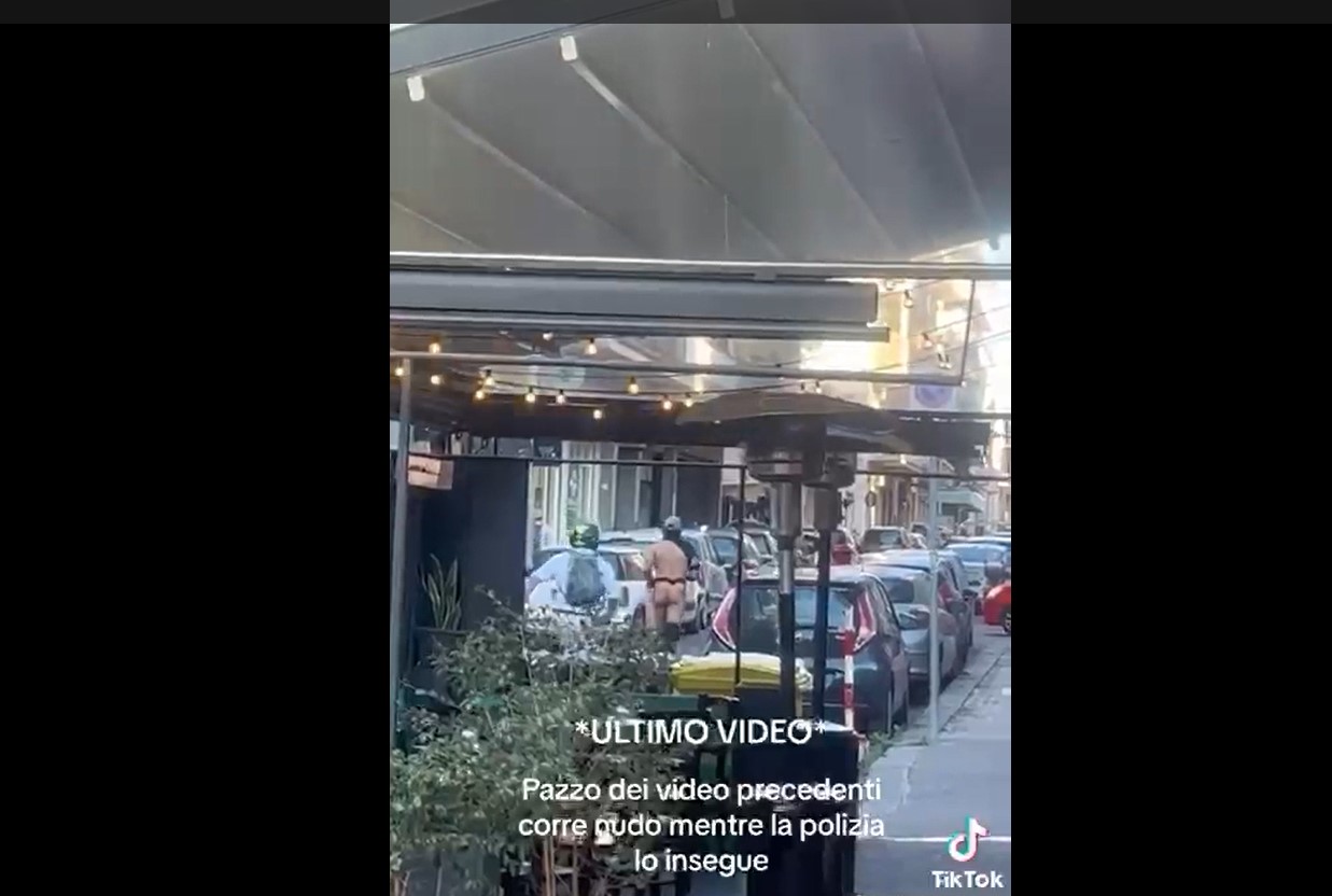 Catania, corre nudo in Corso Italia mentre spacca i vetri delle auto parcheggiate – VIDEO