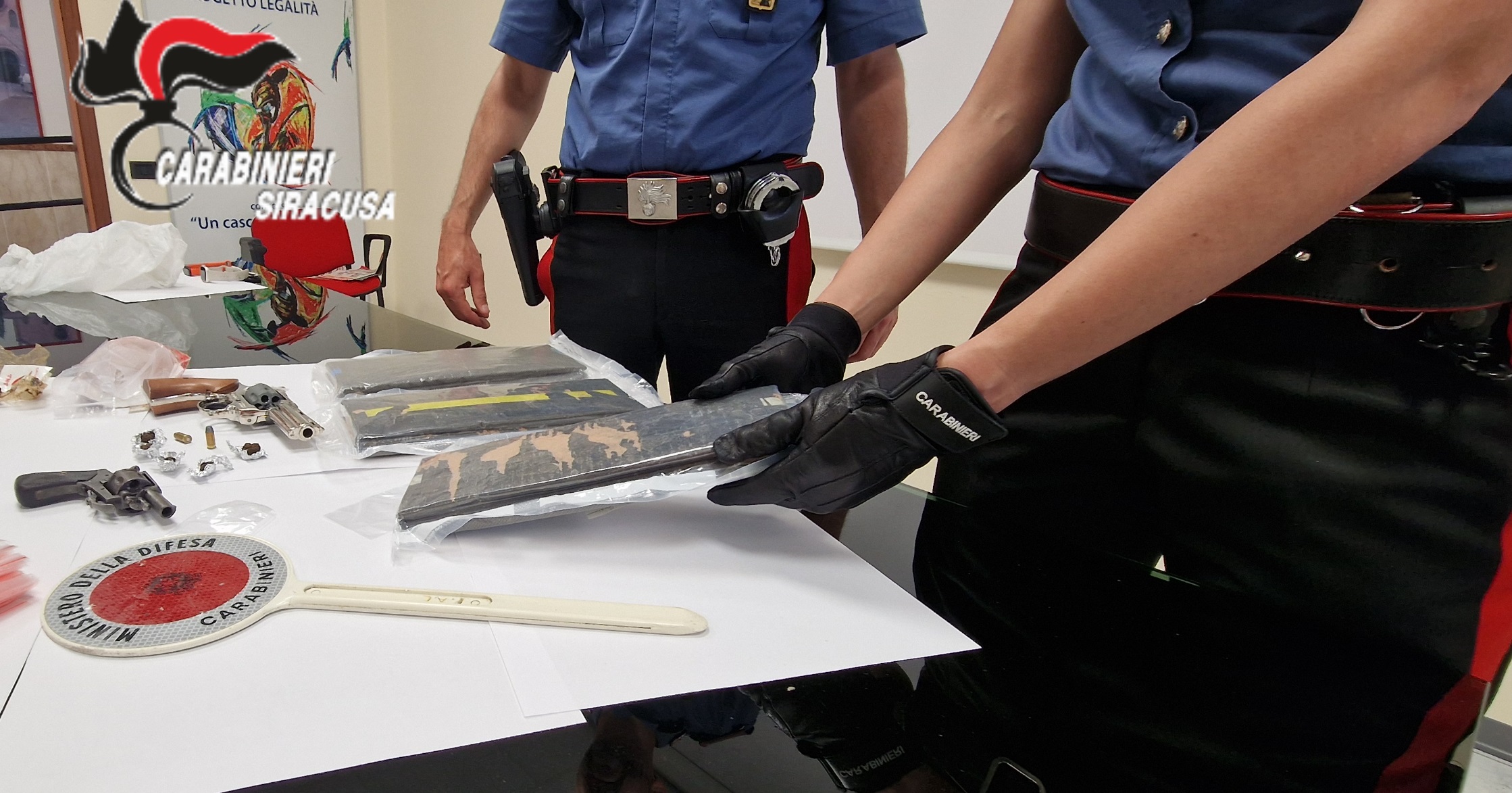 A spasso con uno zaino “sospetto”, trasportava oltre 3 kg di cocaina: in casa 2 pistole e altra droga