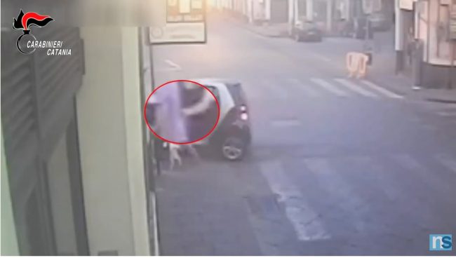 Acireale, non vedente scippato del borsello: chi è il responsabile – VIDEO