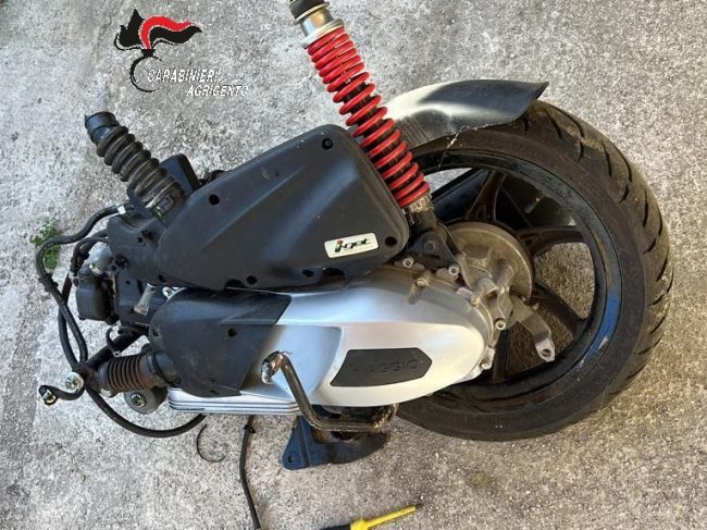 Rubavano moto e scooter per poi chiedere il “cavallo di ritorno”: in manette gruppo di ladri