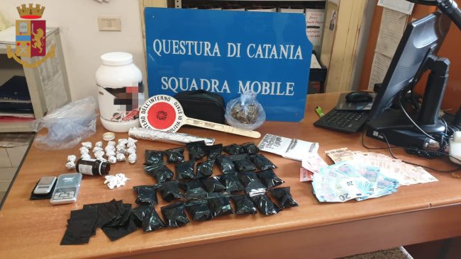 Vede i Falchi e scappa, droga in casa e sullo scooter: arrestato catanese