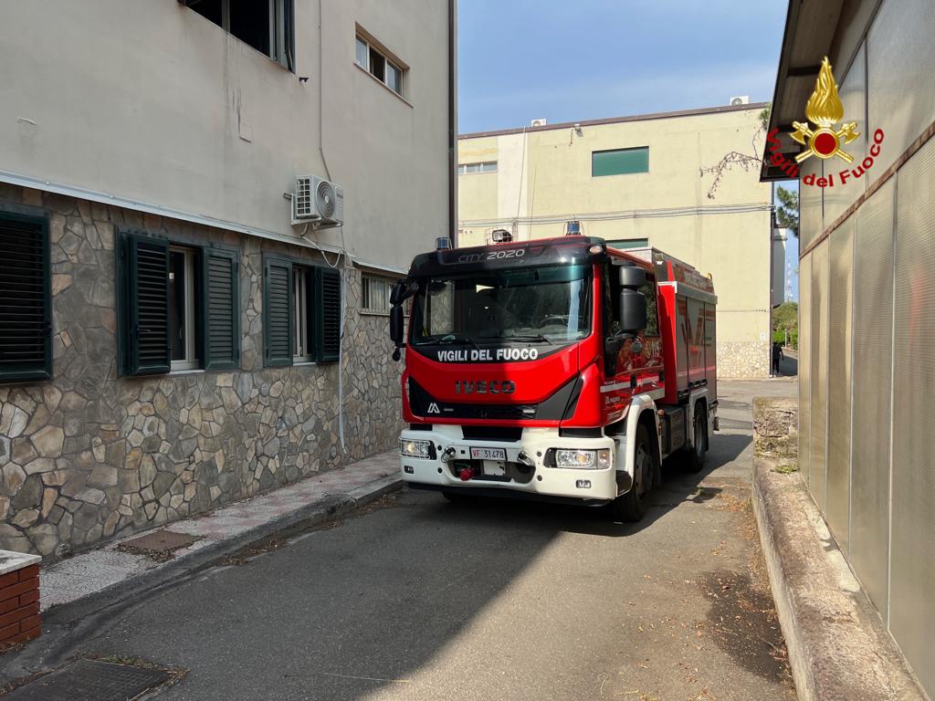 Incendio in una casa di riposo a Catania, un anziano intossicato – LE FOTO