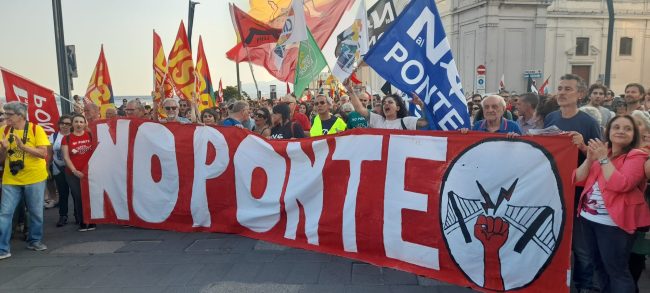 “NO” al Ponte sullo Stretto, maxi corteo ieri a Torre Faro
