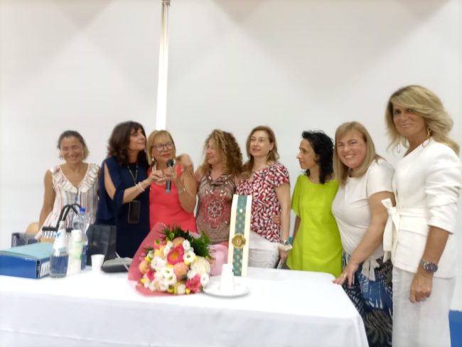 È arrivato il momento dei saluti per la preside Daniela Di Piazza dell’IPSSEOA “Karol Wojtyla” di Catania