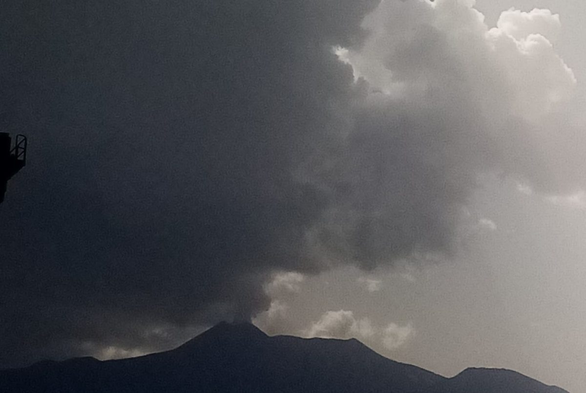 Nube su Catania, non è “colpa” dell’Etna ma di un temporale di calore: di cosa si tratta?