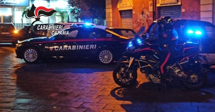 Spingono uno scooter rubato: arrestati da carabinieri “a cena”, uno è minorenne