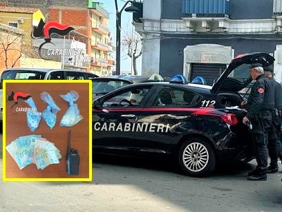 Sale “al volo” sullo scooter di uno sconosciuto per sfuggire ai carabinieri, arrestato 17enne catanese