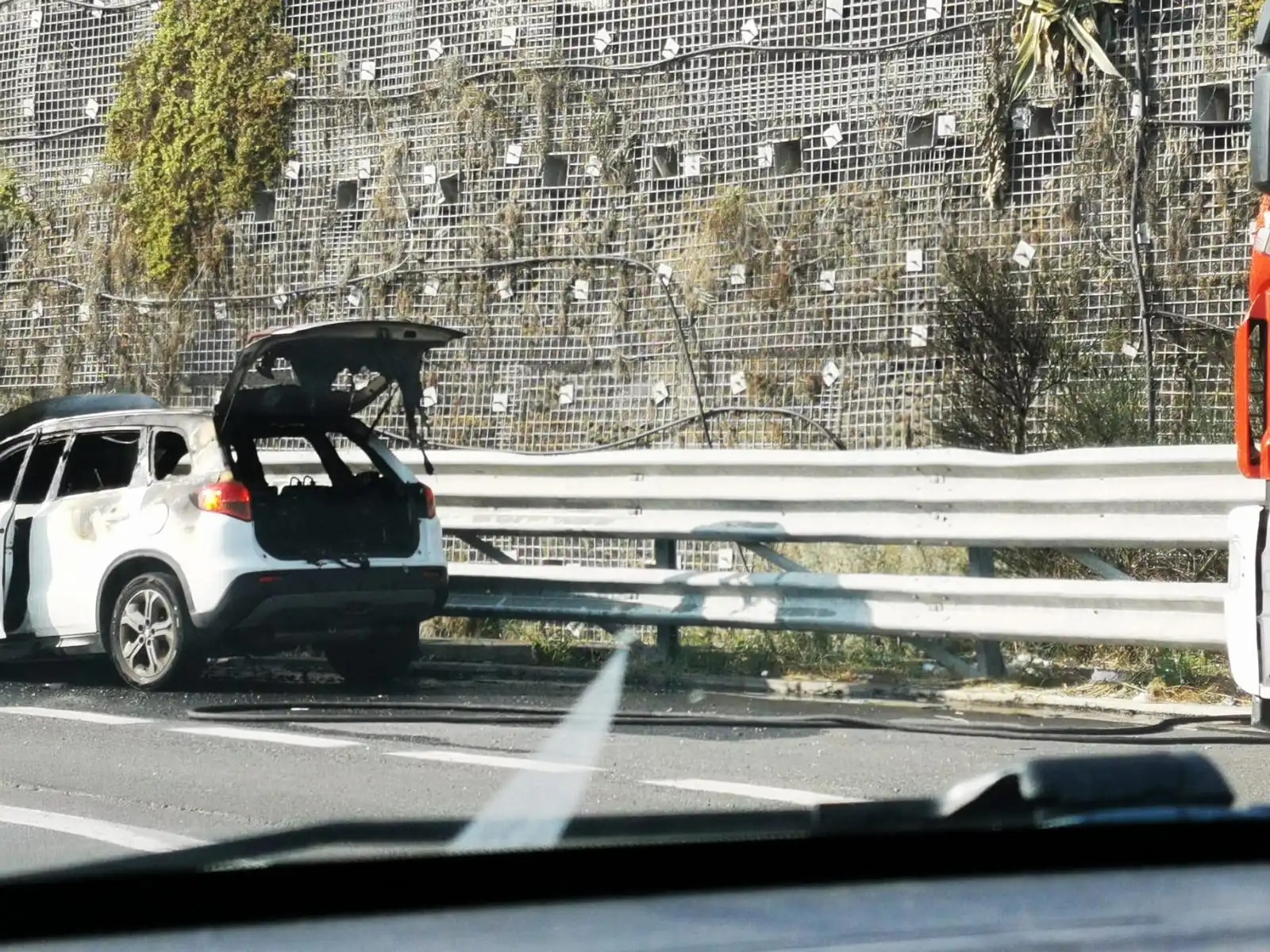 Auto in fiamme sulla Siracusa-Catania, caos e file interminabili