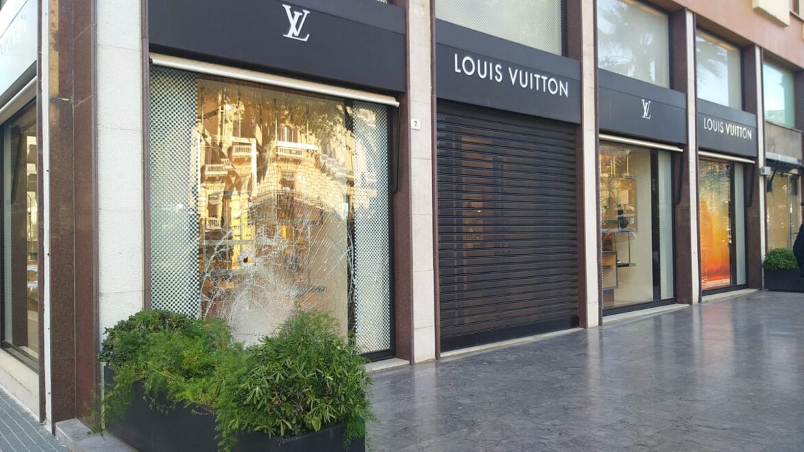 Ennesimo “colpo” a Palermo, banda spacca vetrine assale negozio Louis Vuitton