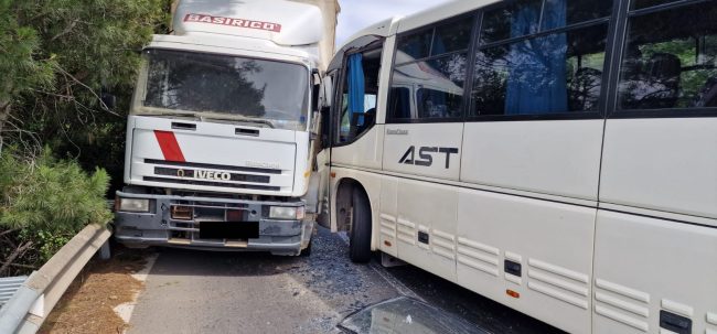 Scontro tra Tir e pullman Ast nel Catanese, c’è un ferito