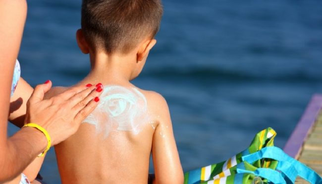 Eritema solare, come prevenirlo: sintomi e rimedi