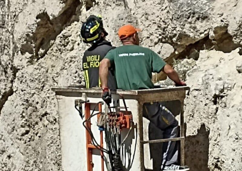 Paura a Licata, crolla parte del costone roccioso del centro storico: residenti lanciano l’allarme