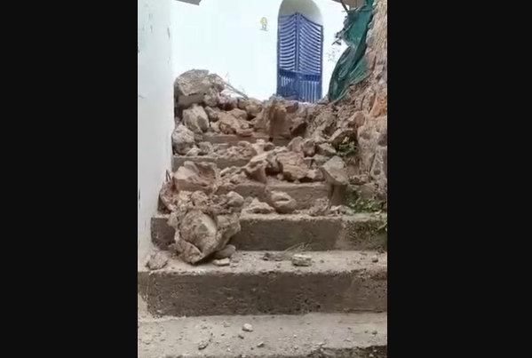 Crolla muro vicino abitazione di una famiglia con due bimbi a Lipari