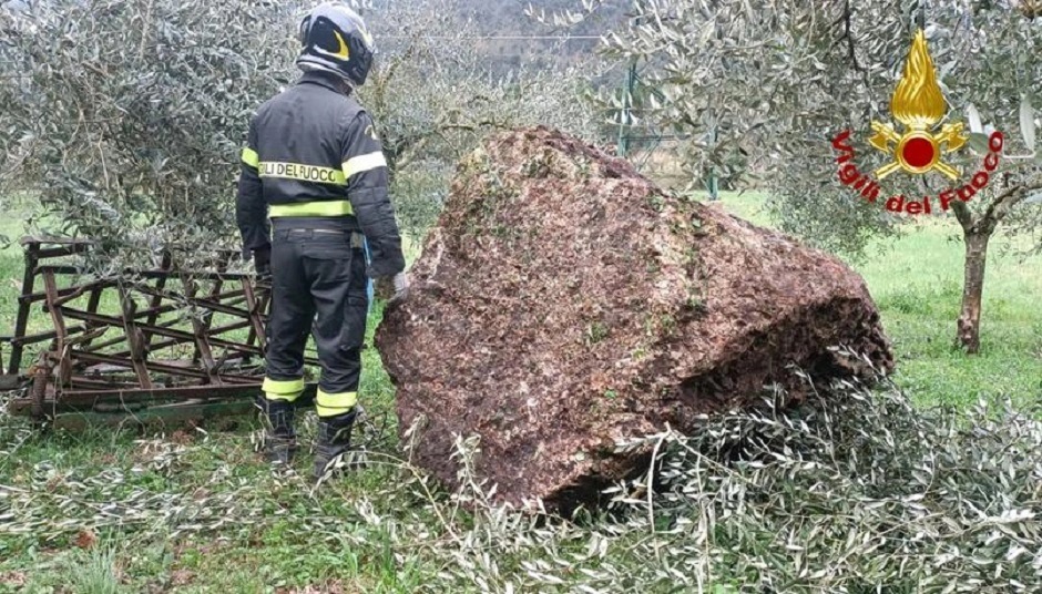 Crollano massi da Monte Catalfano, danneggiate due abitazioni