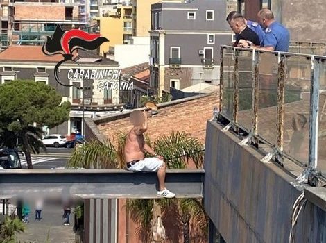 Sale sul tetto delle “Ciminiere” di Catania e minaccia di gettarsi: salvato dai carabinieri