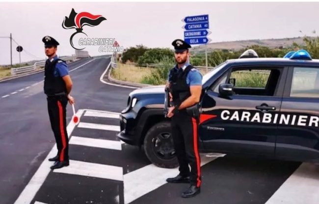 Schiaffi e pugni alla madre per estorcerle denaro: giovane ai domiciliari nel Catanese