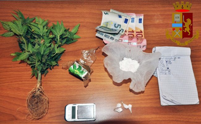 Suocero e genero spacciavano in casa: due arresti a Vittoria