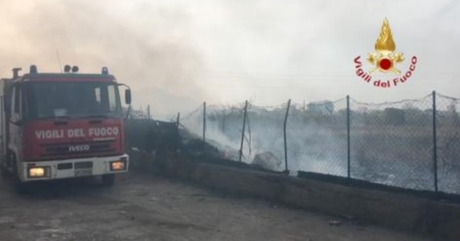 Brucia erbacce, provoca incendio ma si ustiona: denunciato 49enne