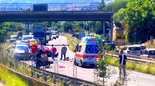 Scontro frontale tra tre mezzi sulla Palermo-Sciacca, 4 feriti compresi 2 bambini